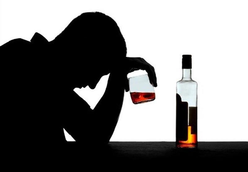 پیامدهای خانوادگی و اجتماعی مصرف مشروبات الکلی/ چه باید کرد؟