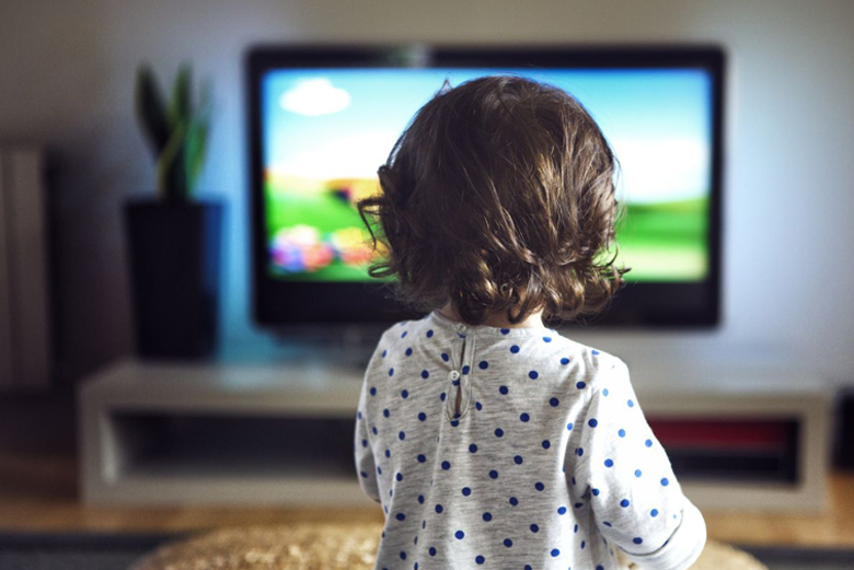 چرا کودک نباید موقع غذا خوردن تلویزیون تماشا کند
