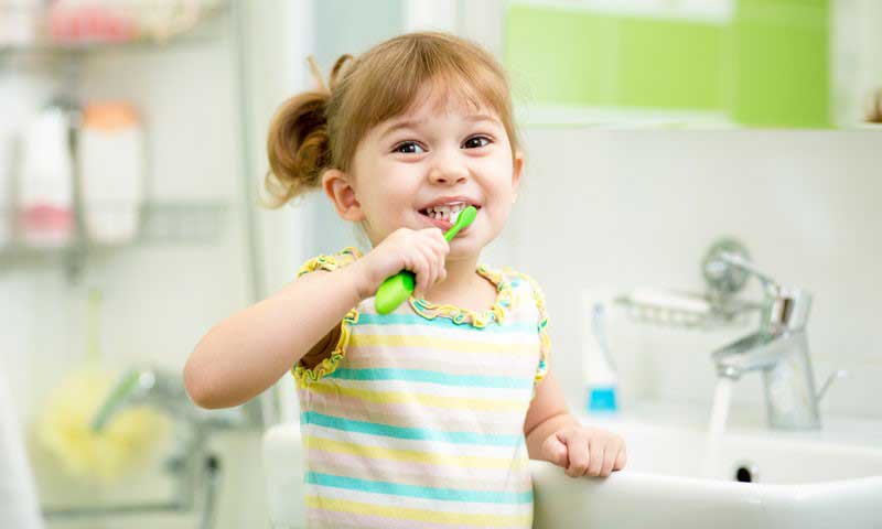 ۳ توصیه برای مراقبت از دندان‌های کودکان/ دندان شیری بی‌اهمیت نیست
