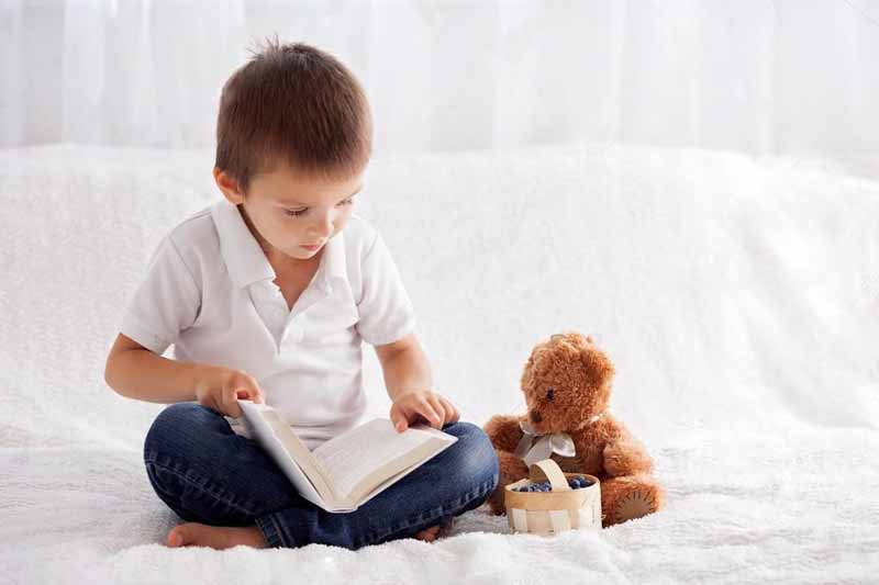 والدین جای موبایل و کتاب را برای کودک عوض کنند