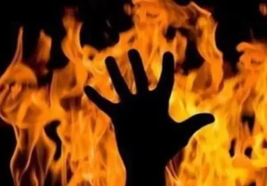 تحقیقات ابتدایی حکایت از آن داشت؛ زن جوان بهدلایل نامشخصی در مکان نامعلومی به قتل رسیده و جسد توسط عامل جنایت به بیابانهای گرمدره منتقل و سپس با چندین لاستیک خودرو به آتش کشیده شده است. پس از پایان تحقیقات میدانی در صحنه جرم، کارآگاهان جنایی مأموریت یافتند با اقدامات اطلاعاتی ابتدا هویت قاتل را شناسایی و سپس نسبت به دستگیری وی اقدام کنند. به گزارش تسنیم، با دستور قاضی جنایی، جسد برای معاینات دقیقتر به پزشکی قانونی منتقل شد و تحقیقات گسترده کارآگاهان اداره دهم پلیس آگاهی تهران بزرگ همچنان ادامه دارد.