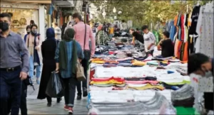 دستفروشان هفت روز هفته کار میکنند اما زندگی آنها نمیگذرد