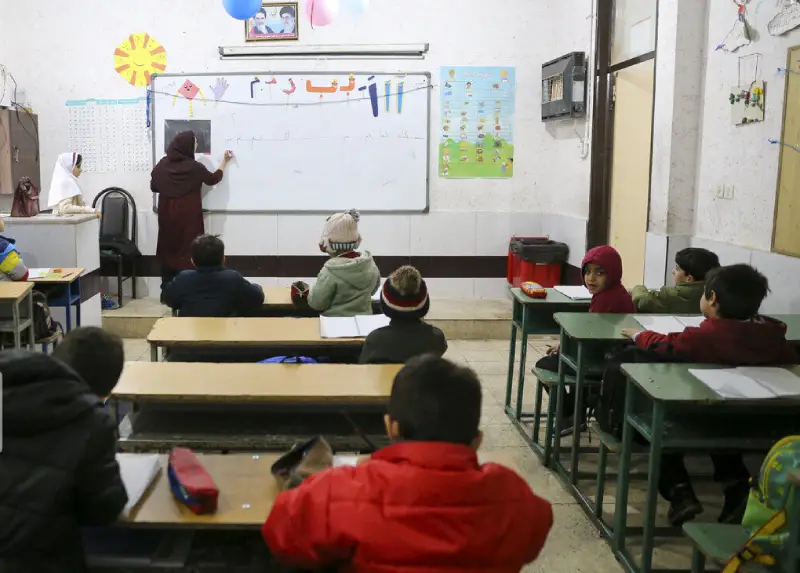 وقتی دغدغه نان، جای تدریس را می‌گیرد؛ واقعیت هایی از زندگی معلمان