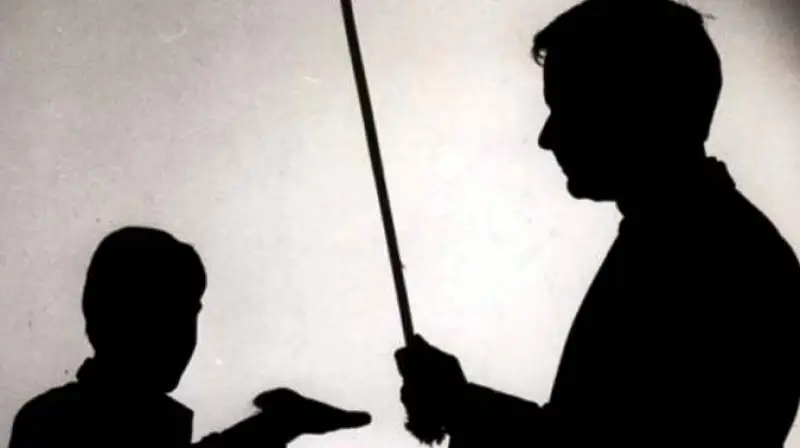 بینی شکسته و پرده گوش پاره؛ تنبیه دانش‌آموز توسط مدیر به‌خاطر یک شوخی