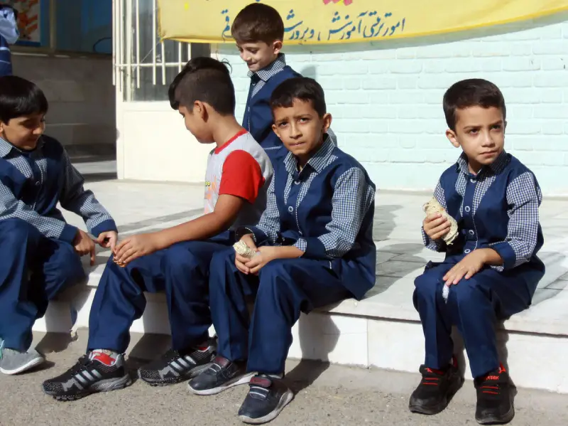 چطور می‌شود بچه‌ها را از بمباران محصولات پررنگ و لعاب نجات داد؟