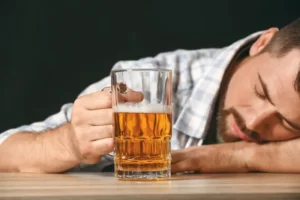 افزایش چشم‌گیر بیماران الکلی؛ «شبی یکی دو بیمار با مسمومیت اتانول داریم»