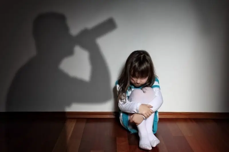 عوامل خانوادگی که فرد را به مصرف «الکل» می‌کشاند