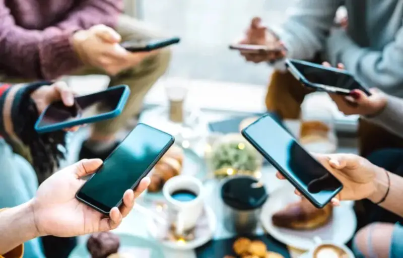 فوبیای تلفن؛ چرا نسل Z از پاسخ دادن به تماس‌ها اجتناب می‌کنند؟